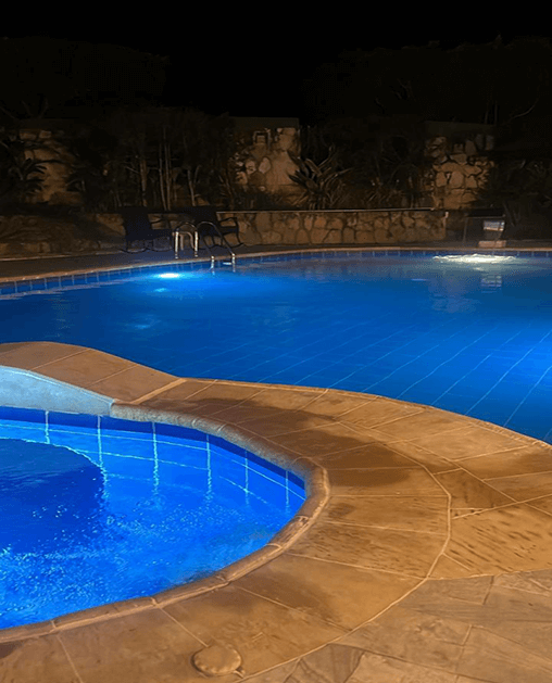 FOTO NUEVA PISCINA DE NOCHE